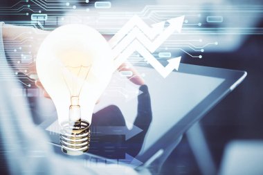 Dijital bir cihaz ve ampul hologram çizimi kullanarak insanın ellerini tutarken çift pozlama. Fikir kavramı.