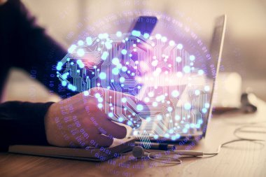 Bir adamın elini tutarken ve dijital bir cihaz ve beyin hologramı çizerken çift pozlama. Veri kavramı.