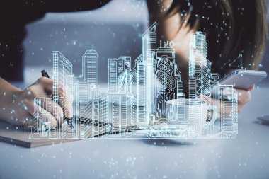 Hologram binaları ve mobil cihaz kullanan kadınları iki kez gösteriyor. Akıllı şehir konsepti.