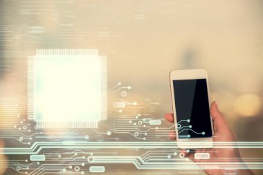 Teknolojiye çifte maruz kalma, hologram ve cep telefonu kullanan bir kadın..