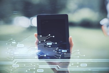 Teknolojiye çifte maruz kalma, hologram çizimi ve cep telefonu kullanan bir kadın. Ai kavramı