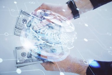 Teknolojiye çoklu maruz kalma hologram, dolar banknotları ve insan eli. Veri kavramı