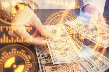 Teknolojinin hologramı, Amerikan dolarları ve insan eli çizimleri. Teknoloji konsepti.