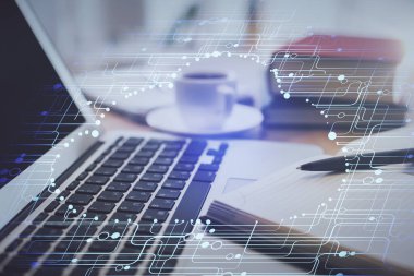 Teknoloji temalı çizimlere ve masaüstüne kahve ve masa arkasında eşyalar ile çifte pozlama. Veri araştırması kavramı.