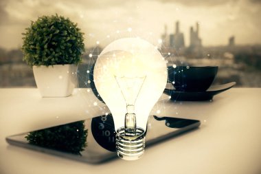 Ampul çizimi ve cep telefonu arkaplanı çift pozlu. Fikir kavramı