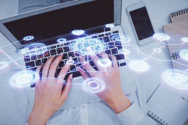 Bilgisayar ve sosyal ağ temalı hologram çizimlerinde çalışan kadın elleri çift pozlama. Üst Manzara. İnsanlar bağlantı konsepti.