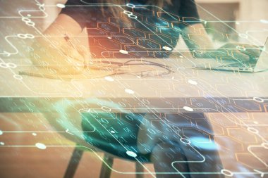 Bilgisayar ve veri temalı hologram çizimleri üzerinde çalışan kadın ellerine çok fazla maruz kalma. Teknoloji kavramı.