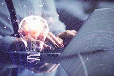 Bilgisayarda yazı yazan ve ampul çizen bir kadının ellerine iki kez maruz kalmış. Fikir kavramı.