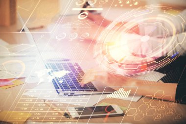 Bilgisayar ve veri temalı hologram çizimleri üzerinde çalışan kadın ellerine çok fazla maruz kalma. Teknoloji kavramı.