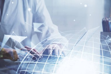 Bilgisayar ve dünya haritası çizimleri üzerinde çalışan kadın elleri çift pozlama. Uluslararası teknoloji sektörü konsepti.