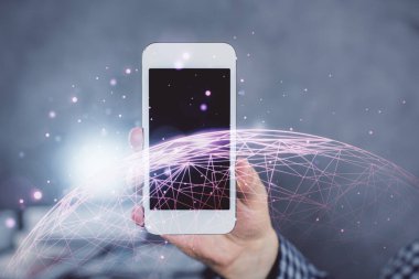 Bir adamın elini tutarken ve telefon ve sosyal ağ teması kullanırken çift pozlama.