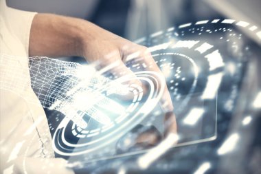 Bir adamın elini tutarken ve dijital bir cihaz ve veri temalı hologram çizimi kullanırken çift pozlama. Teknoloji konsepti.