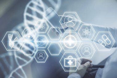 Bir adamın elini tutarken ve bir telefon ve DNA çizimi kullanırken iki kez görüntülenmiş. Tıp eğitimi kavramı.