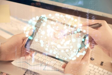 Bir adamın elini tutarken ve dijital bir cihaz ve beyin hologramı çizerken çift pozlama. Veri kavramı.