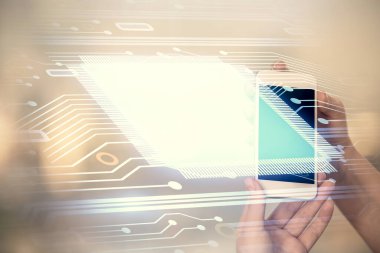 Teknolojiye çifte maruz kalma, hologram ve cep telefonu kullanan bir kadın..