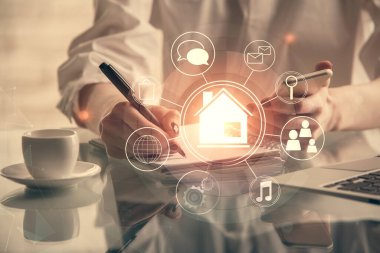 Hologram binaları ve mobil cihaz kullanan kadınları iki kez gösteriyor. Akıllı şehir konsepti.