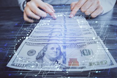 Teknolojinin iki katına çıkması hologram, dolar banknotları ve insan eli. Veri kavramı