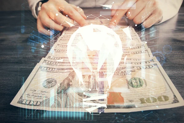 Multi exponering av glödlampa rita hologram och USA dollar räkningar och manshänder. Affärsidé. — Stockfoto