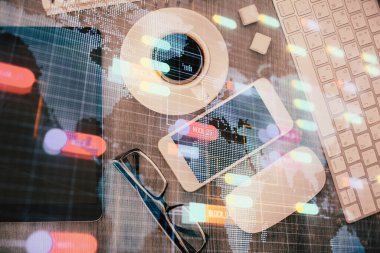 Çalışma masası üzerinde çoklu teknoloji temalı çizim. Üst Manzara. Küresel veri analiz kavramı.