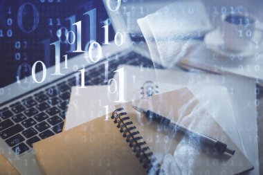 Teknoloji temalı çizimlere ve masaüstüne kahve ve masa arkasında eşyalar ile çifte pozlama. Veri araştırması kavramı.