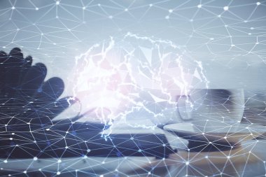 Masa arkasında kahve ve eşyalar olan iki kat beyin çizimi ve masaüstü görüntüsü. Araştırma kavramı.