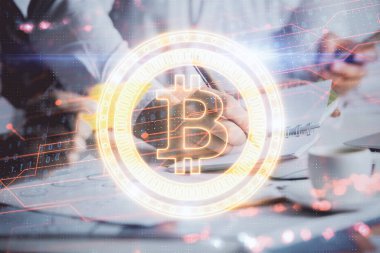 Arka planda not alan insanlar üzerine çizim yaparak engelleme temasının çifte pozlandırılması. Kripto para birimi kavramı