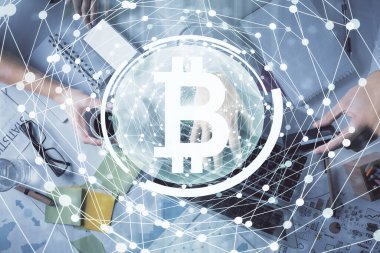 Kadın ve erkeğin birlikte çalışırken çift pozlama ve şifreli hologram çizimi. Bilgisayar arkaplanı. Blockchain konsepti. Üst Görünüm.