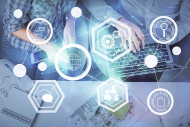 Kadın ve erkeğin birlikte çalıştığı çifte pozlama ve sosyal ağ temalı hologram çizimi. Bilgisayar arkaplanı. konsept bağlanıyor. Üst Görünüm.