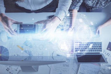 Kadın ve erkeğin birlikte çalıştığı çifte pozlama ve sosyal ağ temalı hologram çizimi. Bilgisayar arkaplanı. konsept bağlanıyor. Üst Görünüm.