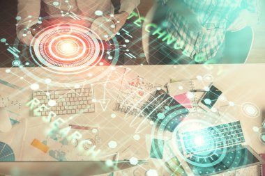 Kadın ve erkeğin birlikte çalışması ve veri temalı hologram çizimi. Bilgisayar arkaplanı. Üst Görünüm.