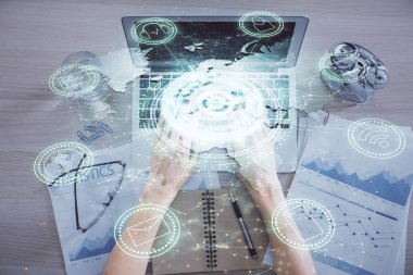 Bilgisayar ve sosyal ağ temalı hologram çizimlerinde çalışan kadın elleri çift pozlama. Üst Manzara. İnsanlar bağlantı konsepti.