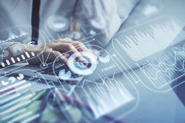 Bilgisayar ve teknoloji temalı çizimlerde kadın elinin çifte pozlanması. Yüksek Teknoloji kavramı.