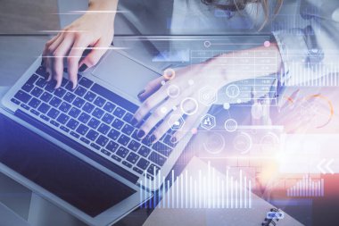 Bilgisayar ve veri temalı hologram çizimlerinde çalışan kadın elleri çift pozlama. Teknoloji kavramı.