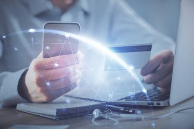 Elinde kredi kartı ve sosyal ağ temalı bir çizim tutan bir adamın çift pozu. Dijital finans ve E-ticaret kavramı.