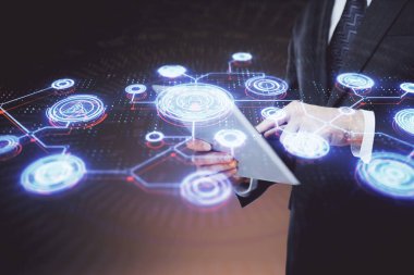 Bir adamın elini tutarken ve telefon ve sosyal ağ teması kullanırken çift pozlama.