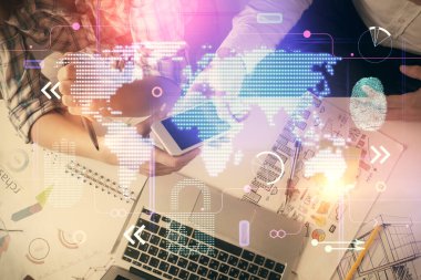 Harita çizimine çift pozlama ve kadın ve erkek birlikte çalışıp mobil bir cihaz kullanıyorlar. Gezegen teknolojisi.