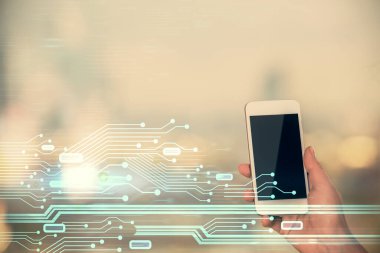 Teknolojiye çifte maruz kalma, hologram ve cep telefonu kullanan bir kadın..