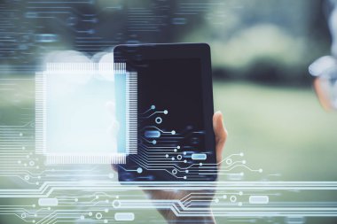 Teknolojiye çifte maruz kalma, hologram çizimi ve cep telefonu kullanan bir kadın. Ai kavramı