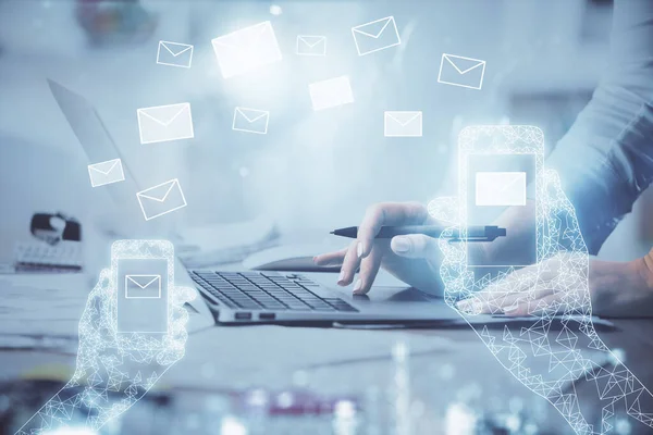 Doppia Esposizione Delle Mani Della Donna Digitando Sul Computer Volando — Foto Stock