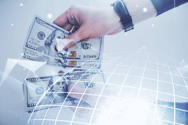Двойная экспозиция карты мира рисования голограммы и нас долларовые купюры и руки человека.