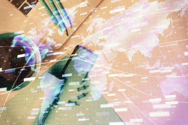 Bilgisayarlı çalışma masası arkaplanının üst görüntüsü üzerinde hologram çizimi yapılan çok sayıdaki veriye maruz kalma. Teknoloji kavramı.