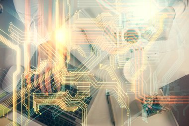 Bilgisayar klavyesine ve dünya haritası hologramına yazı yazan bir adamın eline çok kez maruz kalmış. Üst Manzara. Teknoloji konsepti.