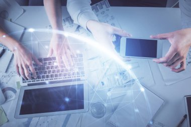 Kadın ve erkeğin birlikte çalıştığı çifte pozlama ve sosyal ağ temalı hologram çizimi. Bilgisayar arkaplanı. konsept bağlanıyor. Üst Görünüm.