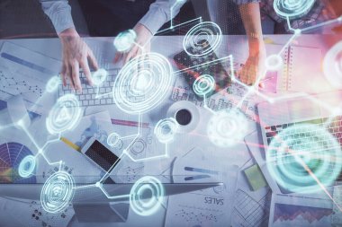 Kadın ve erkeğin birlikte çalıştığı çifte pozlama ve sosyal ağ temalı hologram çizimi. Bilgisayar arkaplanı. konsept bağlanıyor. Üst Görünüm.