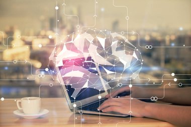 Bilgisayar ve insan beyin hologramı çizimleri üzerinde çalışan kadın ellerine çok maruz kaldı. Ai teknoloji konsepti.