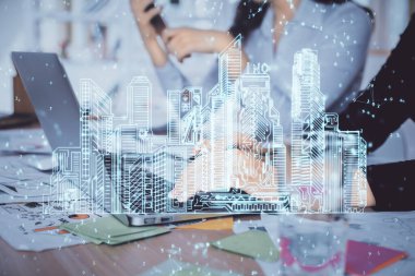Bilgisayarda yazı yazan kadın elleri ve çizim yapan binalar. Akıllı şehir konsepti.
