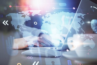 Bilgisayar ve dünya haritası çizimleri üzerinde çalışan kadın elleri çift pozlama. Uluslararası teknoloji sektörü konsepti.