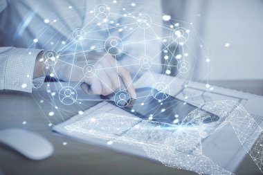 Bir adamın elini tutarken ve telefon ve sosyal ağ teması kullanırken çift pozlama.