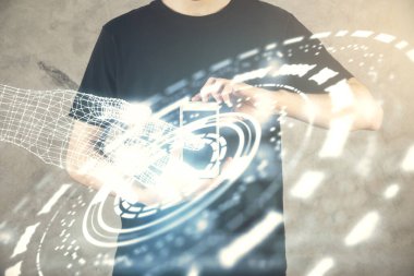 Bir adamın elini tutarken ve dijital bir cihaz ve veri temalı hologram çizimi kullanırken çift pozlama. Teknoloji konsepti.