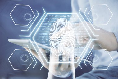 Dijital bir cihaz ve parmak izi hologramı kullanarak insanın elini tutarken çift pozlama. Güvenlik kavramı.